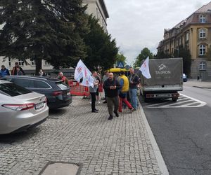 Konferencja prasowa hutników przed Ministerstwem Przemysłu w Katowicach