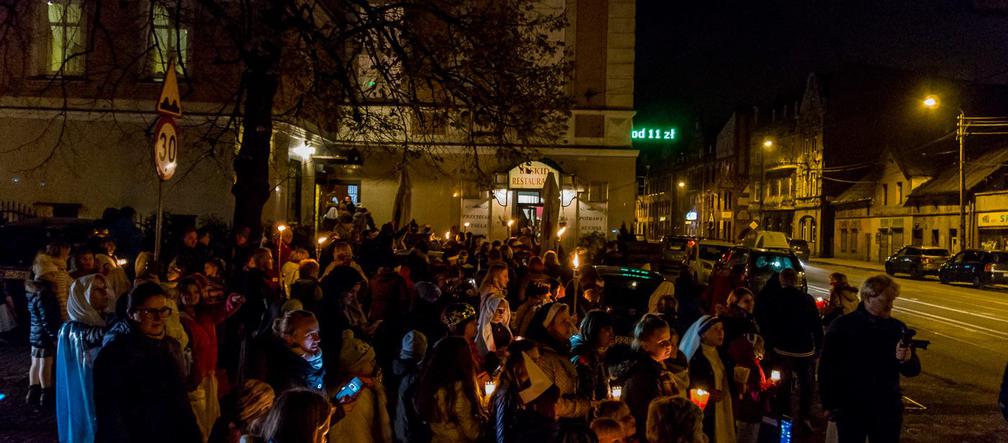 Zabrze: Ulicami miasta przeszedł orszak. Były przebrane dzieci i... dumnie kroczący koń!