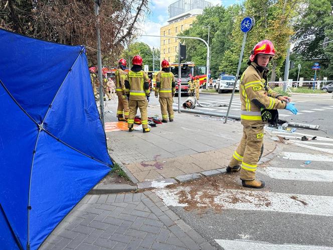 Wypadek na Mokotowie. Auto dachowało i wpadło w grupę ludzi! Są ciężko ranni