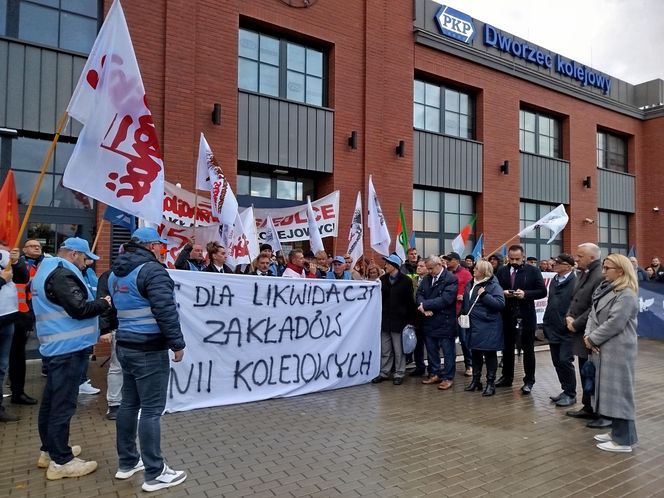 Pracownicy Zakładu Linii Kolejowych pikietowali w Siedlcach! Poparli ich siedleccy radni