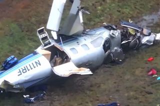 Samolot rozbił się na autostradzie