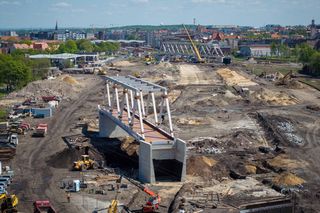 W Katowicach trwa największa inwestycja kolejowa w historii. Powstają nowe wiadukty, tory, perony