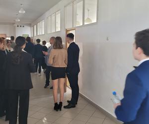 Matura 2023. Uczniowie z IV LO w Olsztynie przed rozpoczęciem egzaminu z języka polskiego