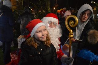 Wystartował Jarmark Bożonarodzeniowy w Końskich. W rynku odpalili choinkę