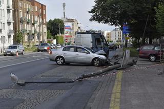 Opel uderzył w latarnię. Kierowcę wyciągali strażacy