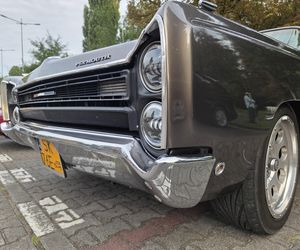 Klasyczna motoryzacja znów zachwyciła Bydgoszcz. „Bydgoskie Klasyki Nocą” przy Torbydzie