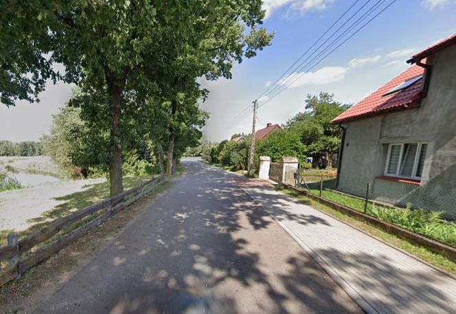   To jedno z nielicznych takich miejsc na Mazurach. Drewniany kościółek z XVII wieku robi wrażenie!