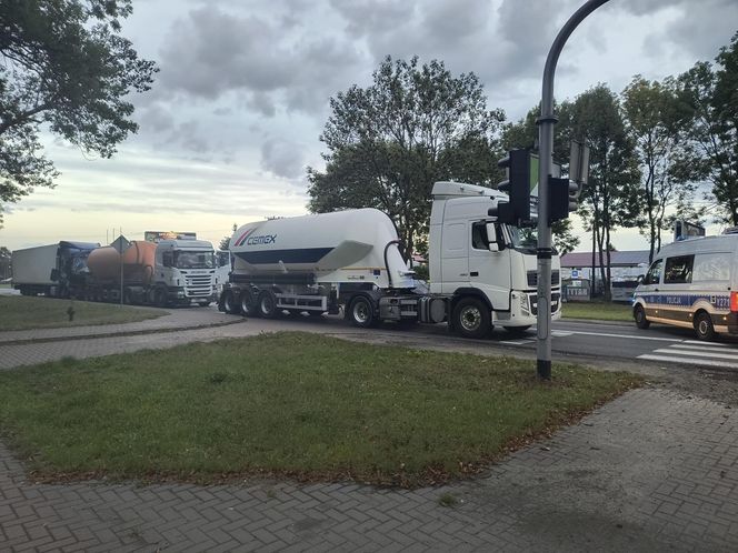 Trzy ciężarówki rozbite pod Płockiem. Kierowca zakleszczony