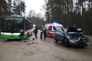 Białystok. Wypadek autobusu na ul. 42 Pułku Piechoty. Honda zderzyła się czołowo z autobusem BKM linii 105. 4 osoby w szpitalu