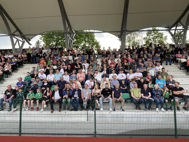 Kibice na otwarciu stadionu w Starachowicach