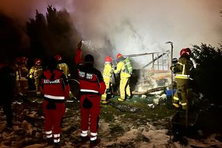 Kłęby dymu na Bielanach. Domek letniskowy stanął w płomieniach. Ranny mężczyzna