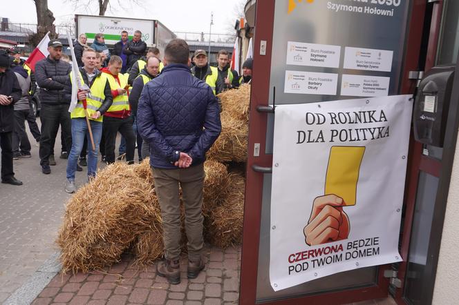 Protest rolników w Białymstoku. Siano i obornik przed biurem marszałka Hołowni