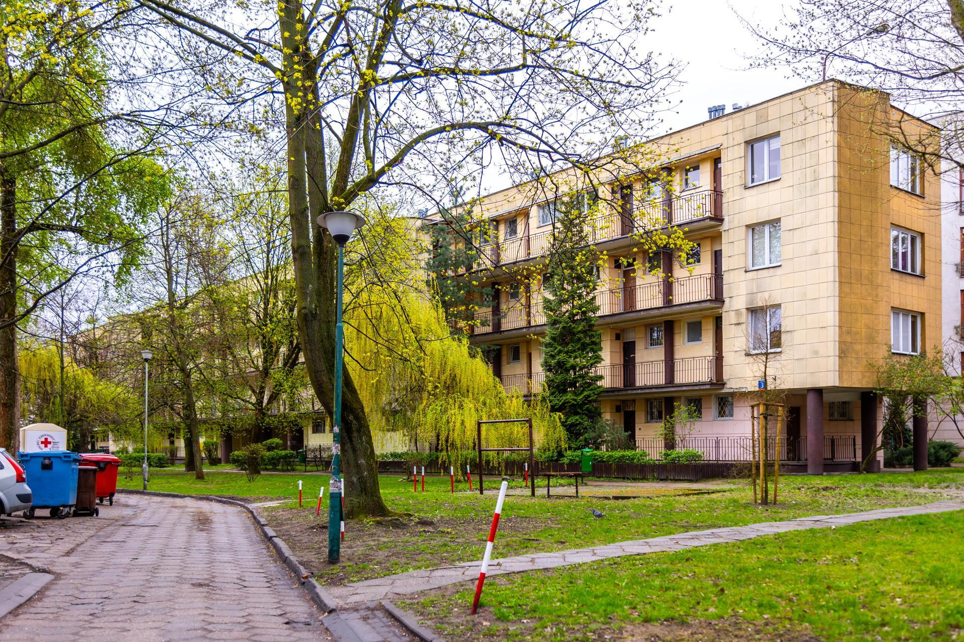 Osiedle WSM Koło II w Warszawie - zdjęcia. Pablo Picasso na ścianie i klatki schodowe typu ser