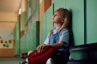 Dziecko nie dostało zaproszenia na urodziny? Jak reagować, by mu pomóc a nie zaszkodzić?