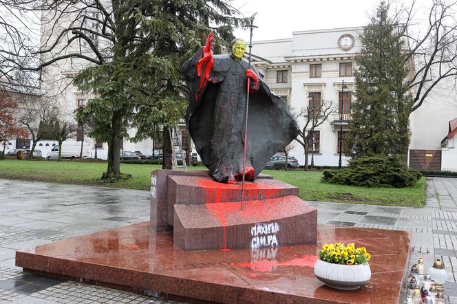 Pomnik Jana Pawła II oblany farbą. Policja szuka sprawców