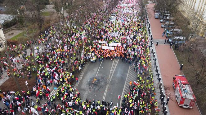 Niespokojny protest rolników w Warszawie. Służby obrzucone puszkami po piwie i petardami