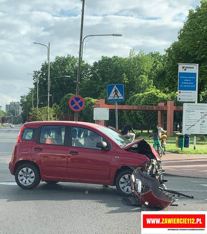 Zawiercie: Koszmarny wypadek na skrzyżowaniu! Jeden z samochodów dachował