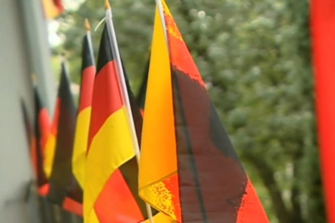 Kibic udekorował dom niemieckimi flagami