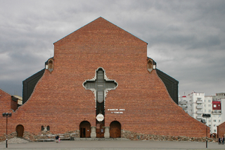 Wyglądają jak wyjęte z koszmaru! Zobacz najdziwniejsze budynki kościołów w Warszawie [TOP 10]