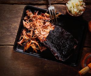 Szarpana wieprzowina: niezawodny przepis na idealnie pieczoną łopatkę wieprzową w stylu slow-cooking