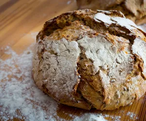 Chleb z ziarnami, który upieczesz w garnku. Tak pachnącego jeszcze nie jadłeś