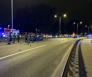 Makabra na Wisłostradzie. Roztrzaskane auta i motocykle. Dwie osoby reanimowane w tym dziecko 