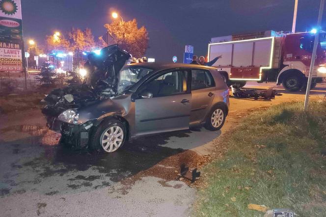 Pociąg towarowy zmiażdżył małego Volkswagena. Potem wydarzył się cud 