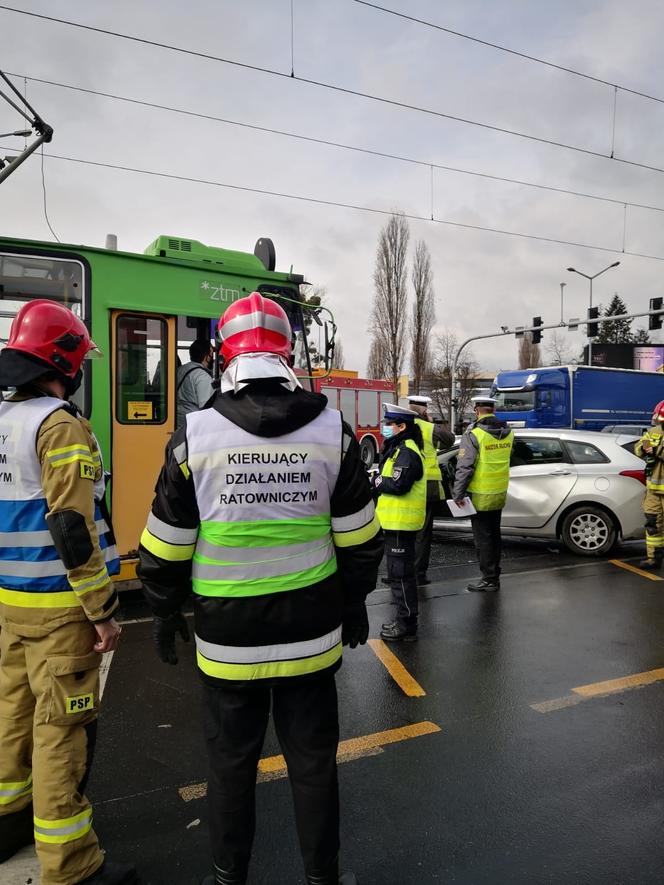 Poznań: Zderzenie tramwaju z samochodem. Kierowca ZAKLESZCZONY w aucie! 