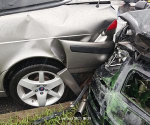 ​Karambol w deszczu przy wyjeździe z galerii handlowej w Lesznie 