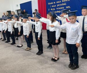 Pierwsza Dama uczciła z uczniami 100 lat od nadania imienia Stefana Batorego Szkole Podstawowej w Liwie