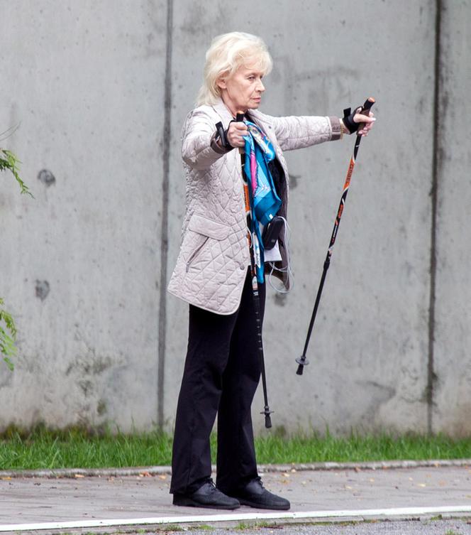 1 publ_Krystyna Loska ćwiczy z kijkami