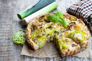 Tarta z porami - przepis na smaczne, wytrawne ciasto we francuskim stylu
