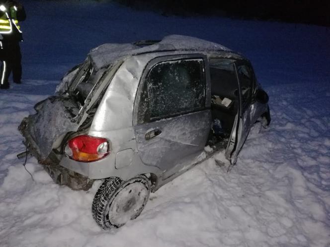 Daewoo matiz SPADŁ z mostu do rzeki w Mchawie! 20-latka o mały włos nie utonęła