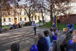 Henryk Łabędź spotkał się z mieszkańcami Tarnowa na skwerze Alicji i Jana Preiss