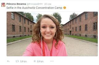 Wesołe selfie w... Auschwitz?! To nie był dobry pomysł...