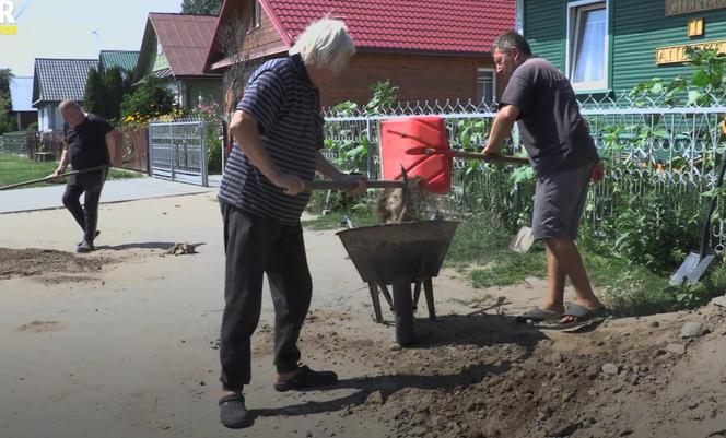 Rolnicy. Podlasie. Andrzej z Plutycz sieje trawę. Absurd goni absurd. "Ta trawa przed domem jest potrzebna"