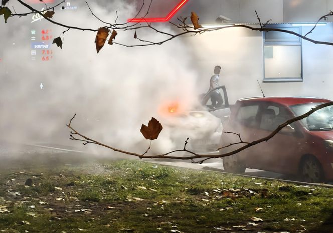 Pożar samochodu przy stacji benzynowej w Warszawie