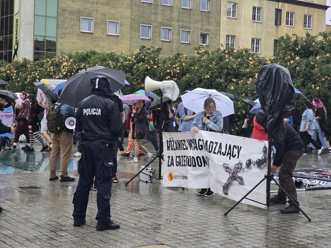 Wystartował Wrocławski Marsz Równości. Na trasie pojawili się przeciwnicy 