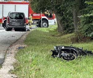 Tragedia pod Pruszkowem! Huknął motocyklem w osobówkę. Na ratunek nie było szans