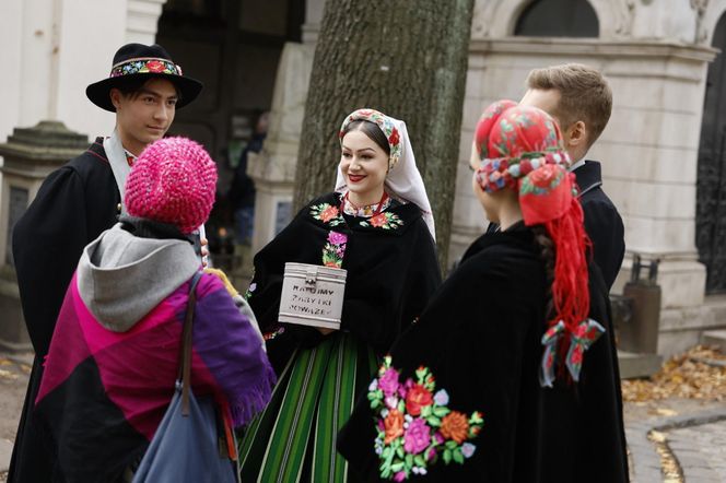 Gwiazdy kwestują na Starych Powązkach