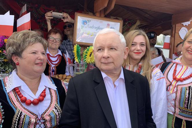 Jarosław Kaczyński z kobietami z Koła Gospodyń Wiejskich