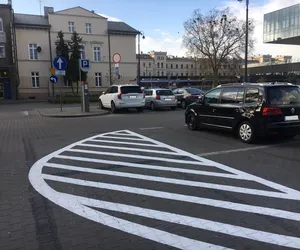 Bydgoscy drogowcy zamalowali miejsca parkingowe. Mówią, że bez nich jest lepiej