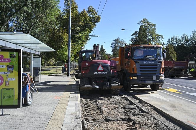 Remont torów na Waszyngtona. Pasażerowie osłupieli, chaos na przystankach