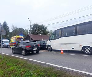 Osiem osób rannych w wypadku busa przewożącego dzieci
