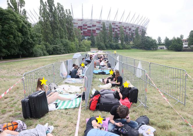 Harry Styles w Polsce - tak wyglądał plac przed stadionem na kilkanaście godzin przed koncertem.
