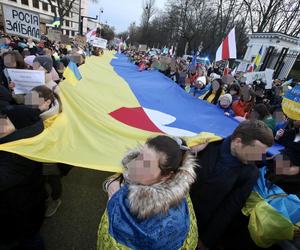 Tysiące osób pod Ambasadą Rosji w Warszawie. Wyszli w drugą rocznicę ataku na Ukrainę