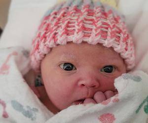 Poznanianka urodziła na klatce schodowej. Tata zbiera gratulacje: Zadziałał bardzo sprawnie