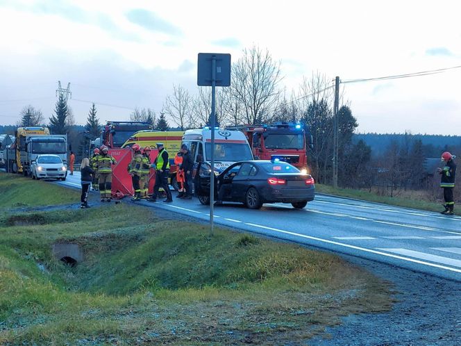 Śmiertelny wypadek na DK42 w Parszowie. Kierowca tira potrącił 14-latkę na przejściu [ZDJĘCIA].