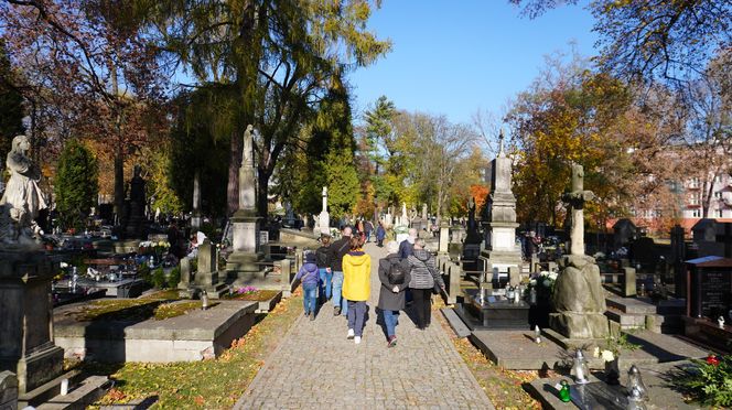 1 listopada na cmentarzu przy ul. Lipowej w Lublinie. Mieszkańcy odwiedzają groby swoich bliskich