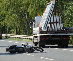 Wymusił pierwszeństwo przed motocyklistą. 62-latek wpadł pod ciężarówkę. Zginął na miejscu